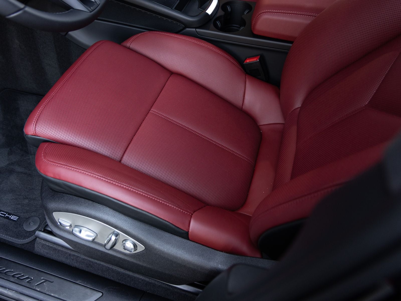 2025 Porsche Macan T