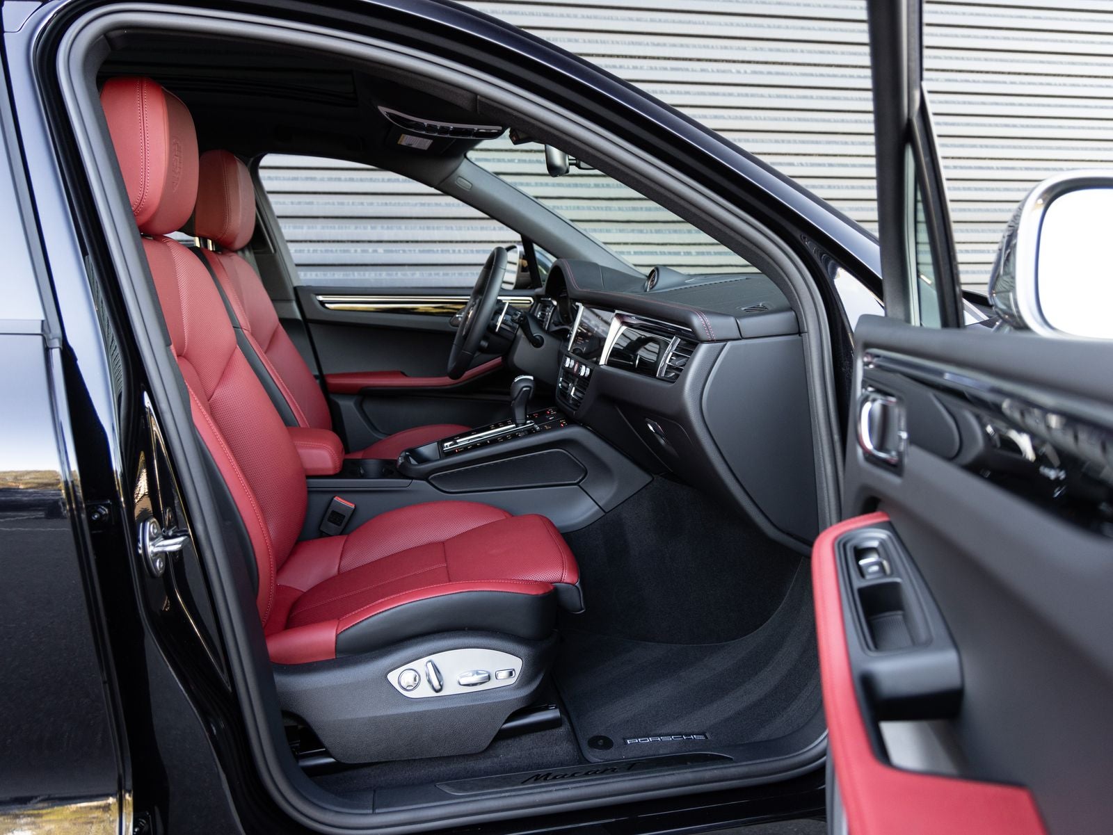 2025 Porsche Macan T