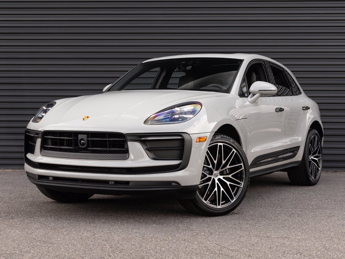 2025 Porsche Macan — photo 1 of 38