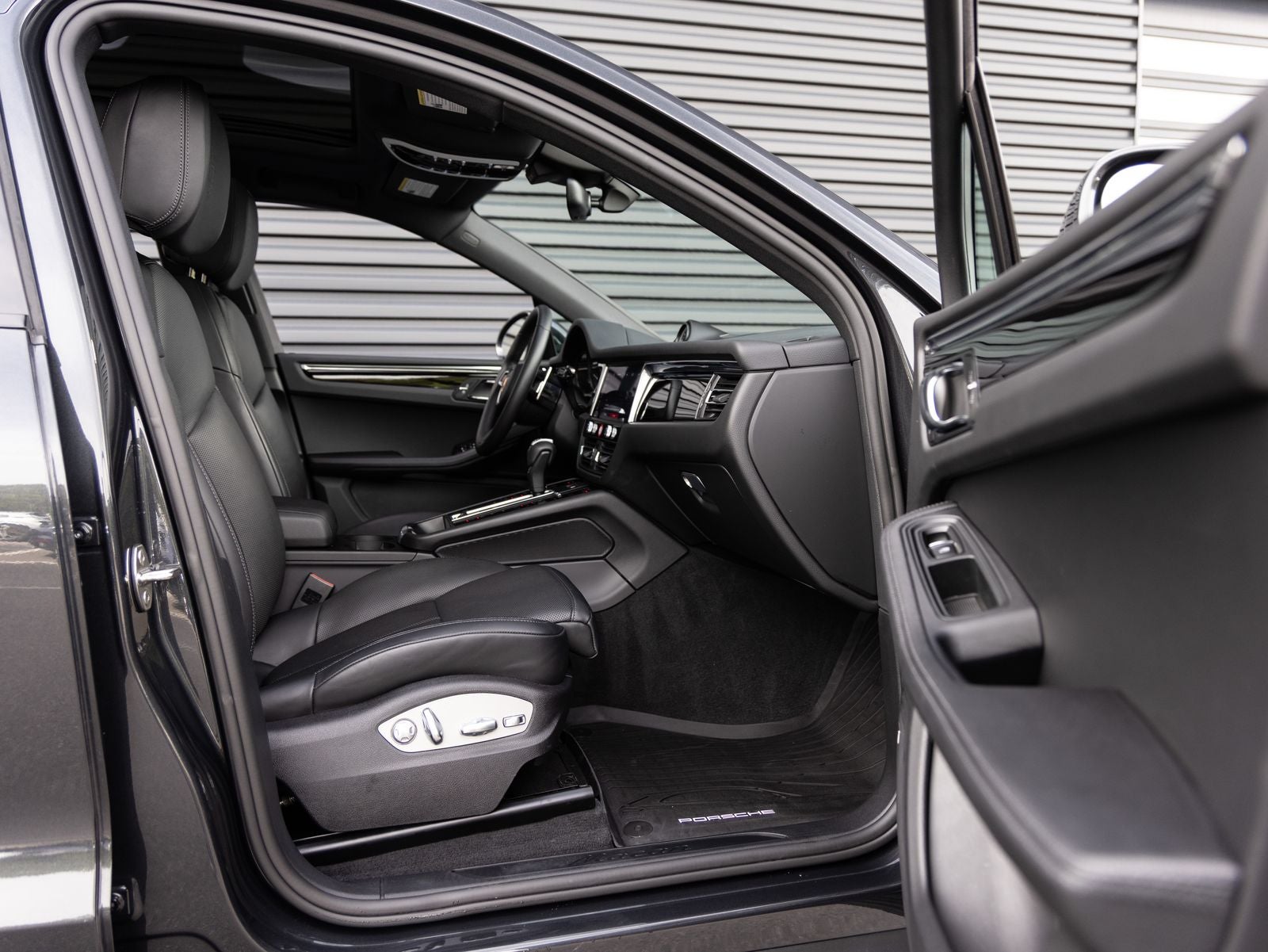 2025 Porsche Macan AWD