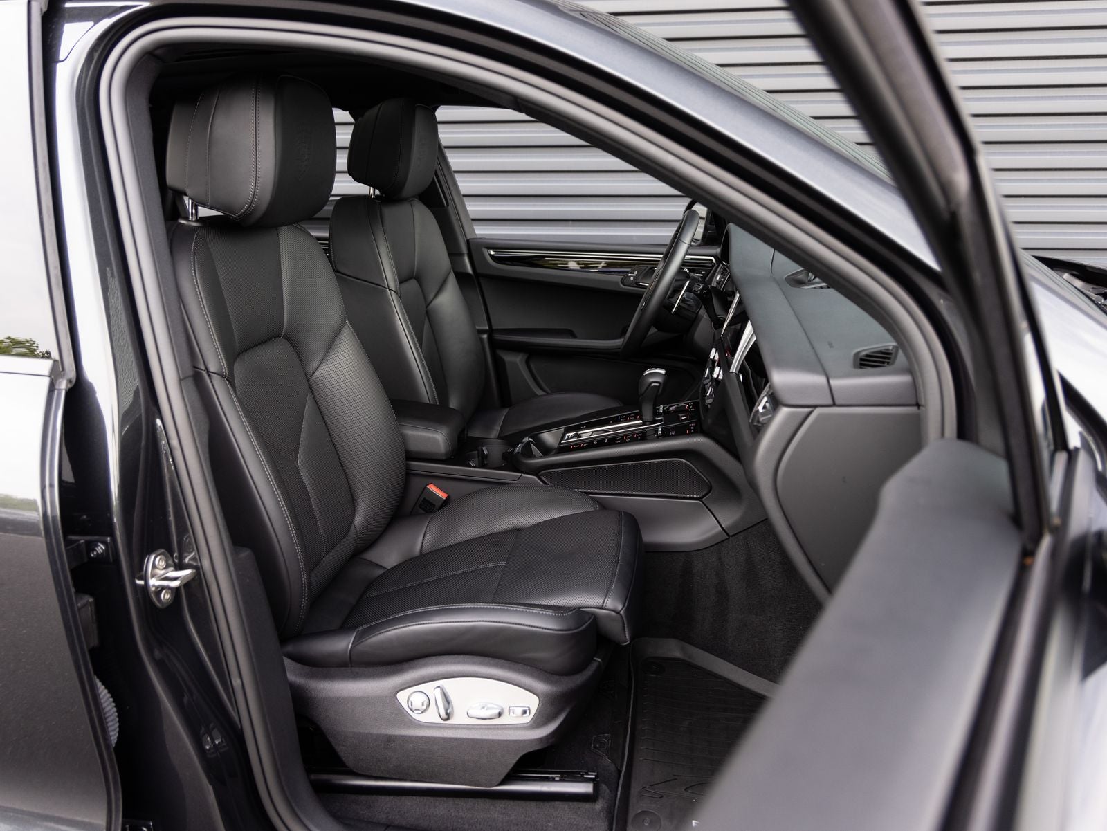 2025 Porsche Macan AWD