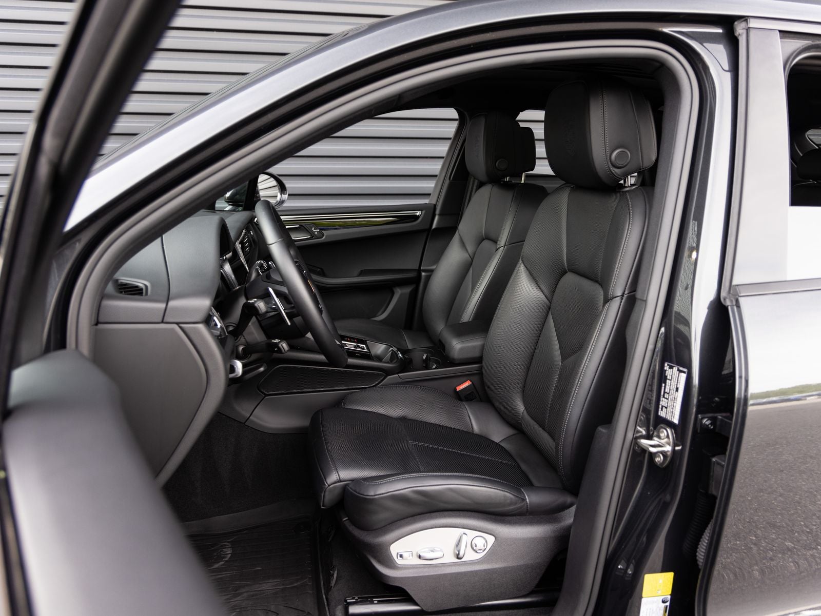 2025 Porsche Macan AWD