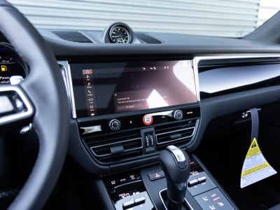 2026 Porsche Macan AWD