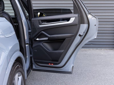 2025 Porsche Cayenne AWD