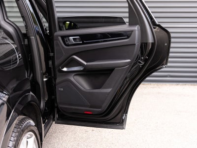 2023 Porsche Cayenne Turbo S E-Hybrid
