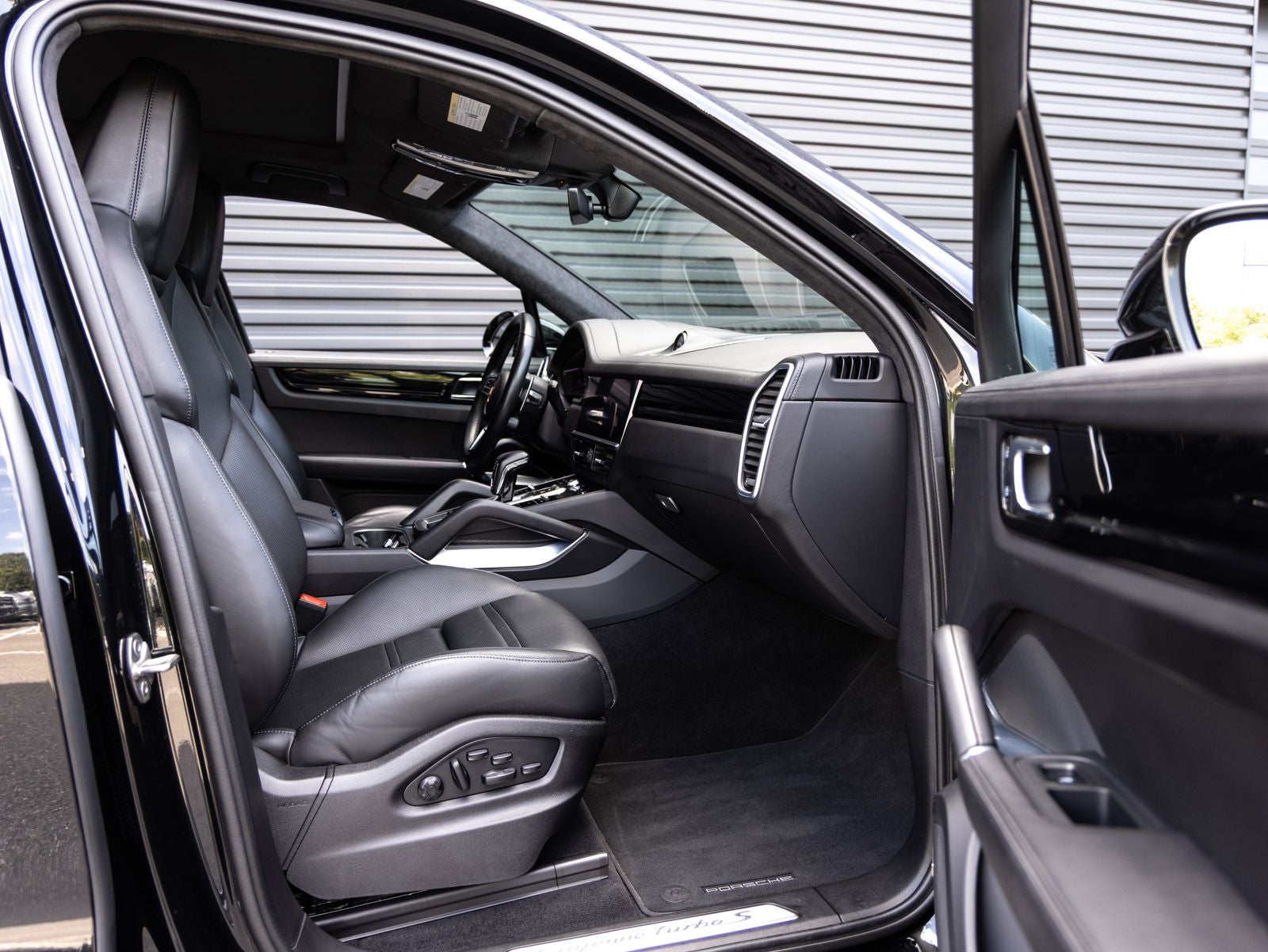 2023 Porsche Cayenne Turbo S E-Hybrid