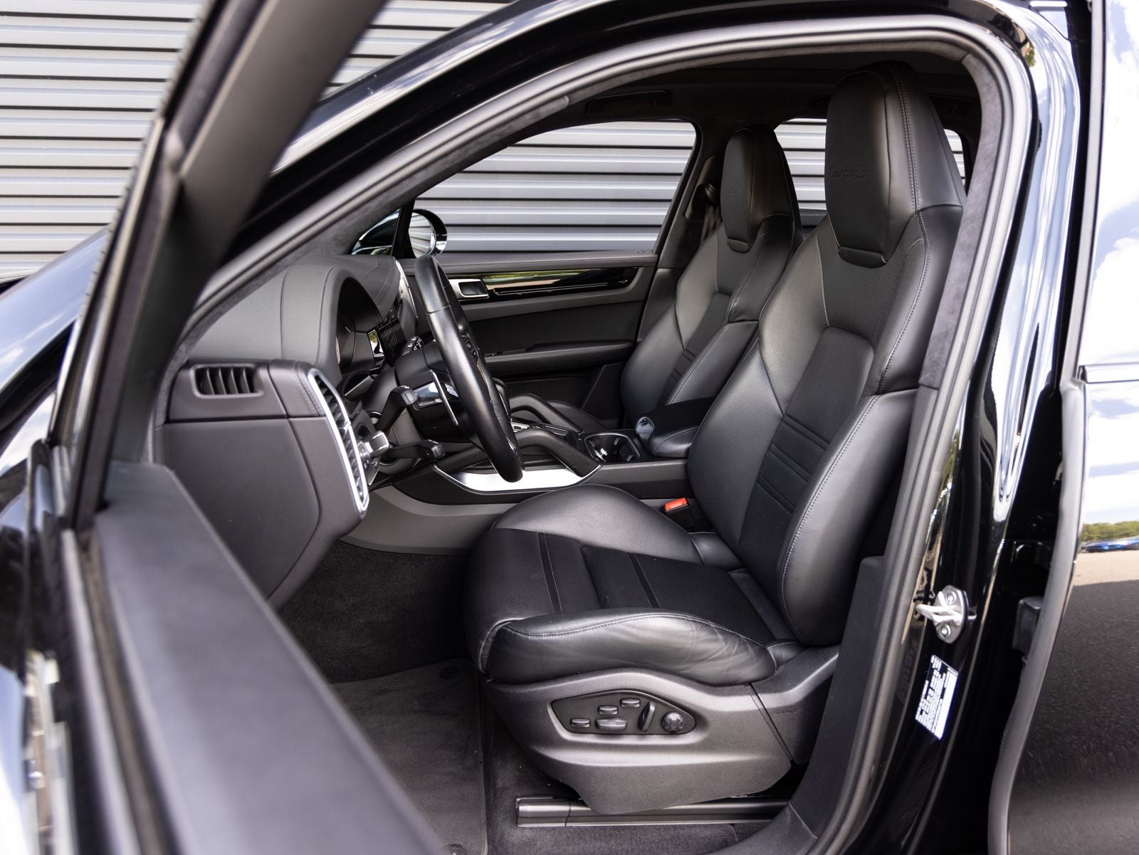 2023 Porsche Cayenne Turbo S E-Hybrid